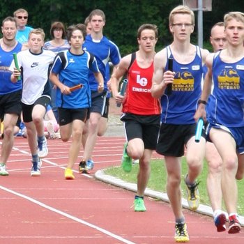 Bei der 3*1000m Staffel liegt das Feld noch dicht beieinander - es sind alle Altersklassen vertreten