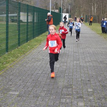 1400 m liefen die Kinder U10 und U12, hier Fabienne Willrich (137) und Melina Müller (141)