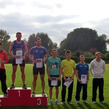 Der stolze Sieger Johannes Nickel (TuS Niederneisen) auf dem Treppchen, Platz 2 Tom Große und Platz 3  Carsten Becker (beide LG Rhein-Wied)