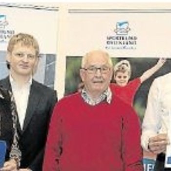 Die Familie des Jahres kommt aus Weisel, vorne von links: Luise, Helmut und Carsten Schmidt, dahinter von links: Katharina Steinebach (Barmer), Martin Weinitschke (Geschäftsführer Sportbund Rheinland) und Monika Sauer (Vizepräsidentin Sportbund Rheinland). Foto: Norbert Schmiedel