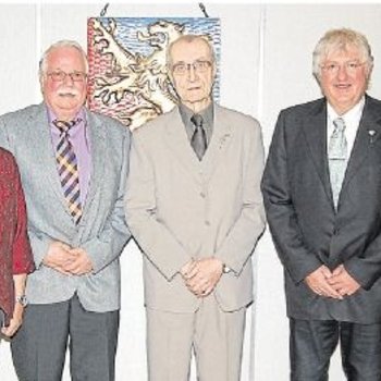 Staatsekretär Günter Kern (von links) und die Erste Beigeordnete des Kreises Gisela Bertram überreichten die Ehrennadel des Landes an Klaus Maxeiner aus Laurenburg, Johann Hoffman aus Lahnstein und Wolfgang Zeidler aus Niederneisen. Dabei sind auch Frank Puchtler und Matthias Lammert.