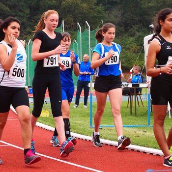 Die 2000 m-Gehrinnen auf der Strecke; ganz links Zahra Hamdan